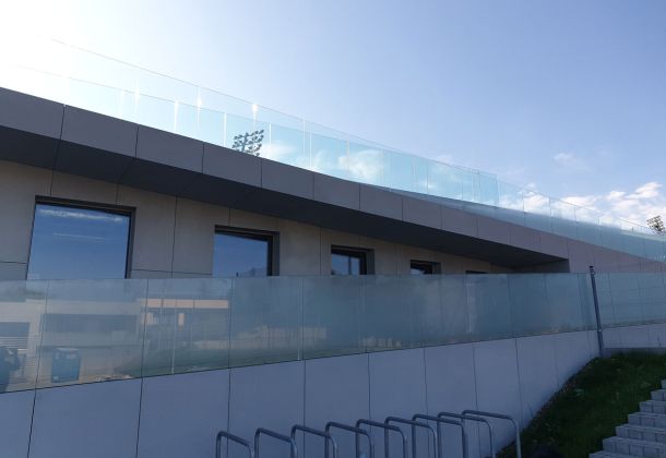 Balustrada szklana zastosowana w budynku użyteczności publicznej. Młodzieżowe Obserwatorium Astronomiczne w Niepołomicach.