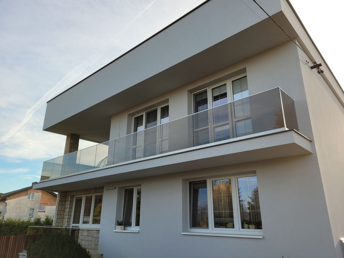 Brązowa Elegancja: Atuty Balustrad Szklanych w Brązowej Kolorystyce